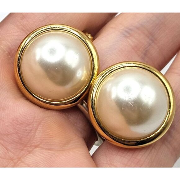 Napier Simulated Pearl Cabochon Earrings Screw Back Clip on 1in - Picture 1 of 2